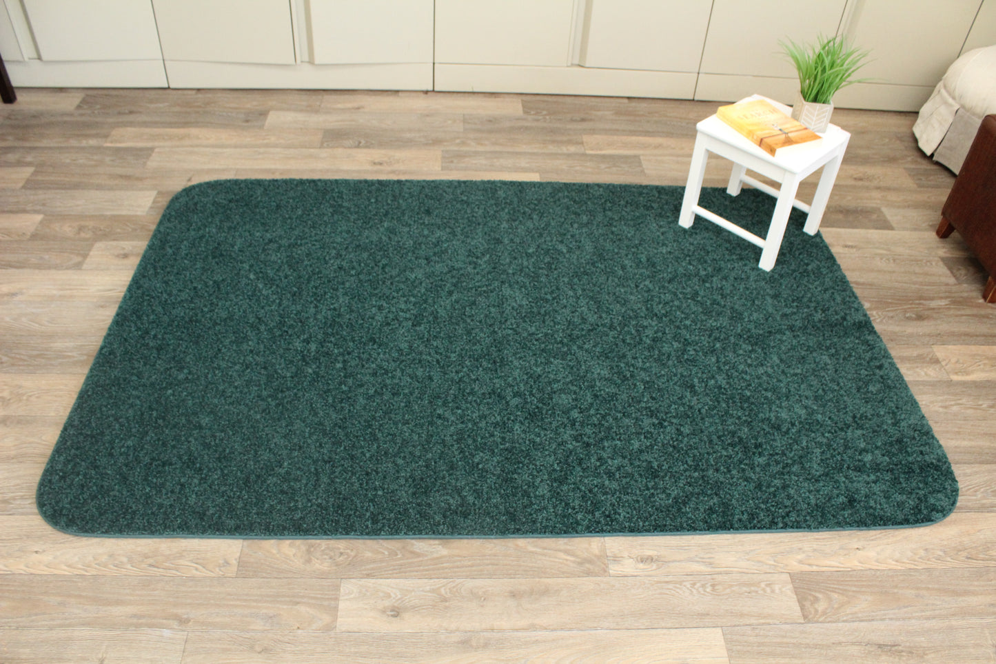 Pine Green Area Rug with side table